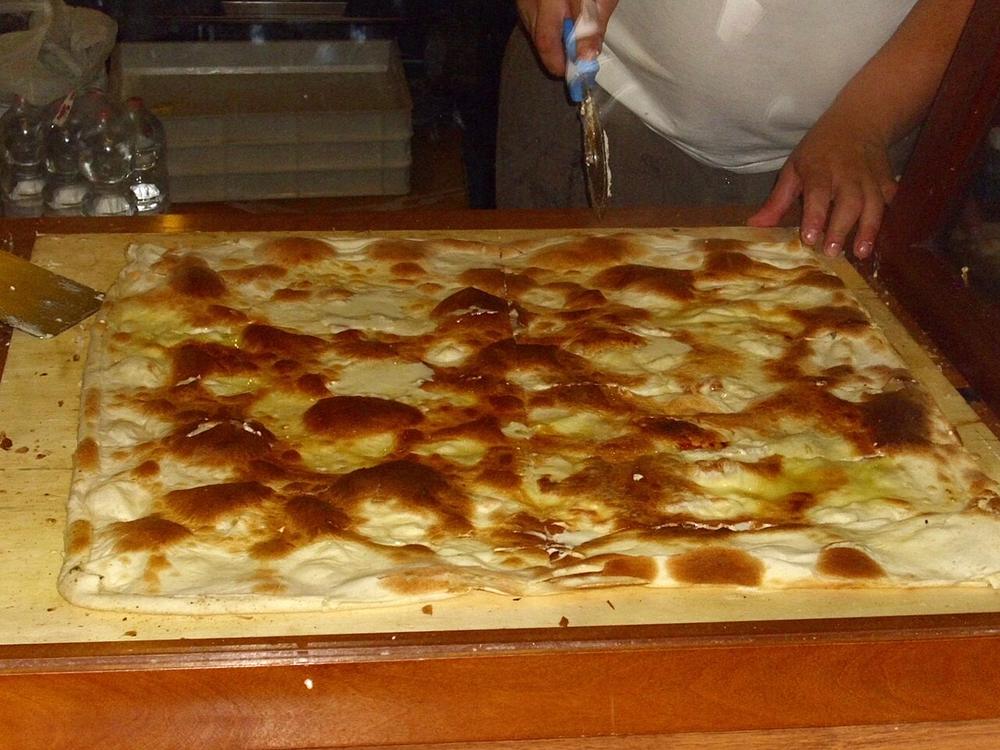 Focaccia al formaggio in teglia